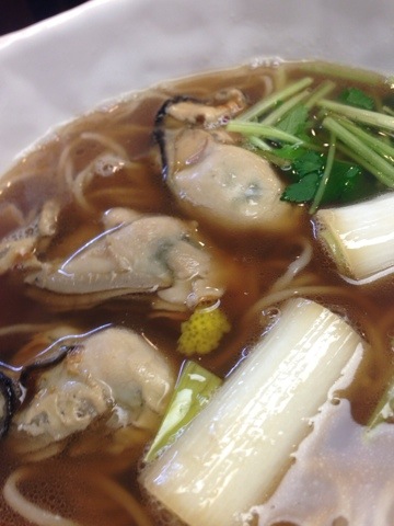 牡蠣とネギの温かい麺
