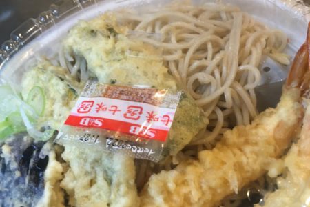配達テイクアウトの天ぷらと温かい麺