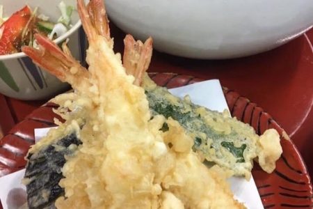 ランチの天ぷらと温かい麺